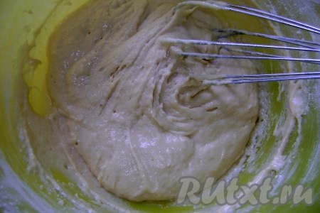 Пока начинка из индейки и овощей остывает, сделать тесто для пирога.
Соединить все ингредиенты и перемешать, должно получиться некрутое тесто.
