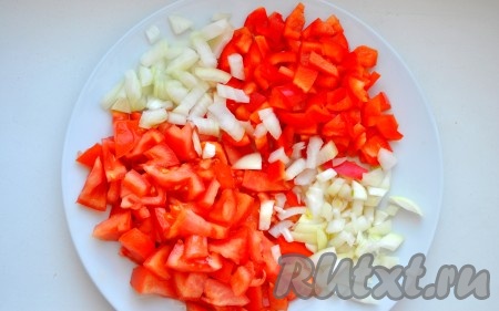 Перец, помидоры, лук очистить и нарезать кубиками. Мясо нарезать небольшими кубиками.
