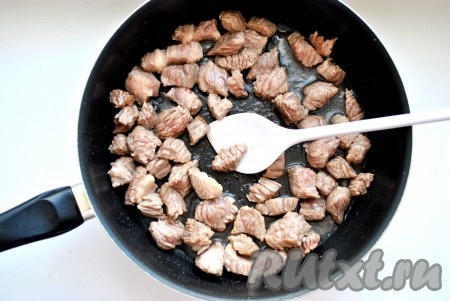 В глубокой сковороде сильно разогреть растительное масло. На сильном огне обжарить мясо (лучше порционно, чтобы мясо не тушилось, а жарилось). Затем готовое мясо выложить в тарелку. 
