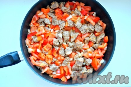 Когда всё мясо готово, вернуть его в сковороду. Добавить овощи, жарить помешивая, 5-7 минут. 
