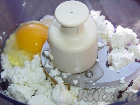 Пока начинка остывает приступаем к приготовлению теста, для этого соединяем кефир с молоком, перемешиваем, затем смешиваем творог, яйца, половину молочной смеси и хорошенько взбиваем с помощью кухонного процессора или блендера.
