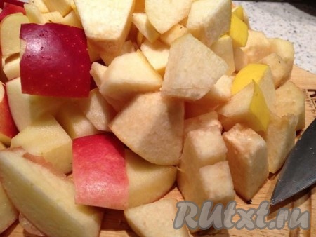 Яблоки и айву нарезать крупными кубиками, сложить в смазанную сливочным маслом форму для запекания.
