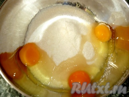 В миску насыпать кокосовую стружку и сахар, добавить яйца.
