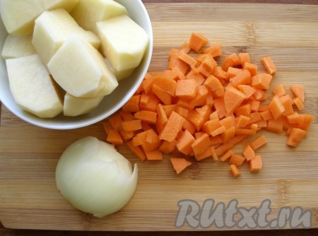Картофель нарезать крупно, морковь нарезать кубиками.