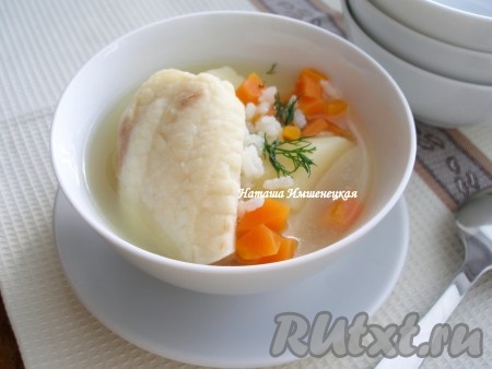 Вкусный рыбный суп с рисом готов.

