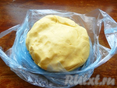 Переложить готовое песочное тесто в чистый полиэтиленовый пакет и убрать в холодильник на 1 час.