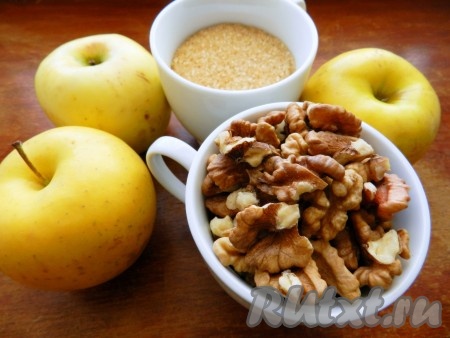 Приготовить ингредиенты для начинки песочного пирога с яблоками и орехами. Яблоки вымыть и натереть на крупной терке, орехи измельчить с помощью скалки.
