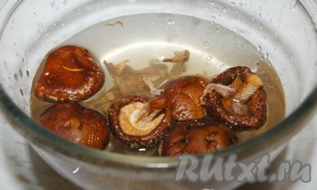 Замочить на несколько часов сушеные грибы и сушеные ростки бамбука (они внизу, под грибами).
