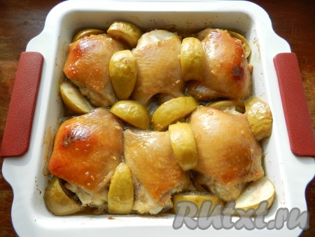Запекать курицу с яблоками при температуре 190 градусов 45-50 минут.
