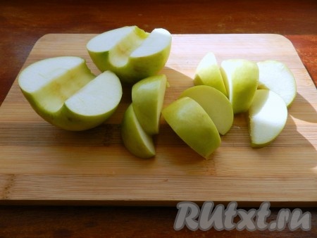 Яблоки вымыть, вынуть середину и нарезать на 8 частей.