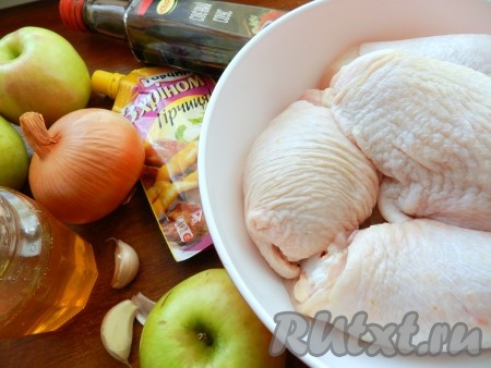Ингредиенты для приготовления запеченной курицы с яблоками