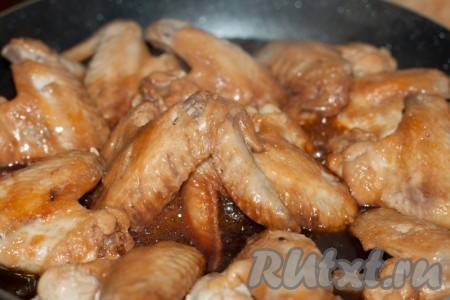 Обжариваем крылья с двух сторон на сковороде с добавлением растительного масла около 5-10 минут. Затем заливаем куриные крылышки соевым соусом и тушим на среднем огне до готовности. Крылышки должны стать коричневого цвета.