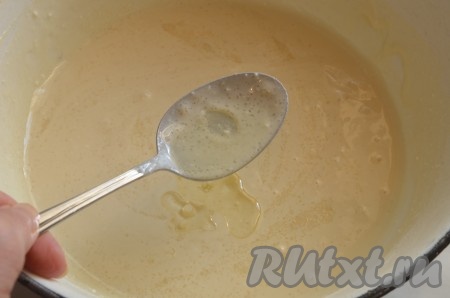 Налить в тесто 3 столовых ложки растительного масла. Масло не даст нашим творожным блинчикам пристать к сковороде при выпекании.