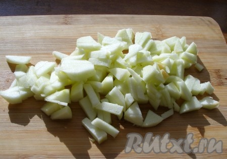 Для соуса яблоки вымыть, очистить от кожуры и нарезать кубиками.