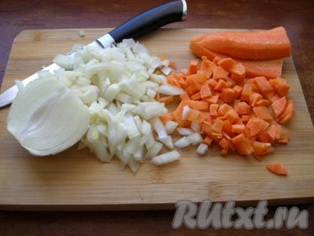 Для начала приготовить начинку для блинов. Лук и морковь очистить, нарезать кубиками и обжарить на растительном масле. Посолить и поперчить.