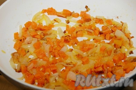 Морковь и репчатый лук нарезать небольшими кусочками и обжарить на растительном масле до полуготовности.