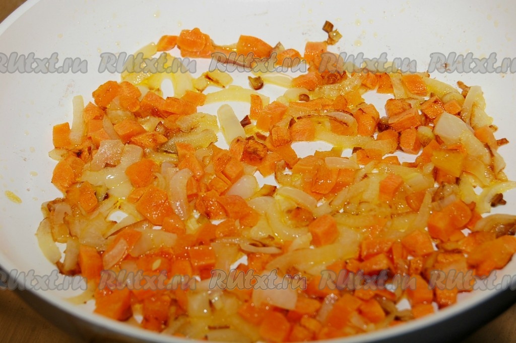 Морковь и репчатый лук нарезать небольшими кусочками и обжарить на растительном масле до полуготовности.