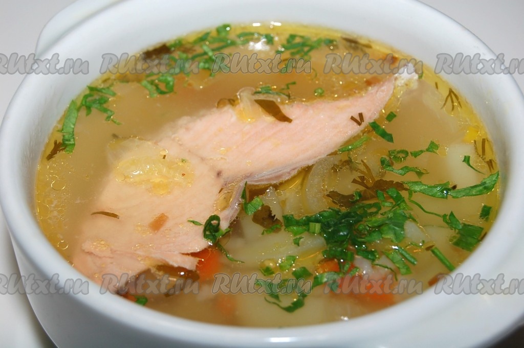 Готовый суп из горбуши можно разливать по тарелками. Прямо в тарелку добавить зелень.
