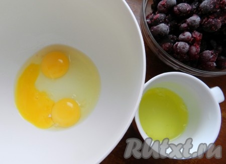 2 яйца разделить на белки и желтки. Смешать 1 яйцо и 2 желтка. Белки пока отставить в сторону.