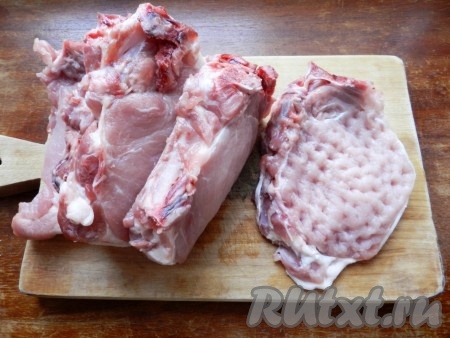 Каждый кусочек мяса немного отбить кулинарным молотком. Посолить кусочки свинины по вкусу.
