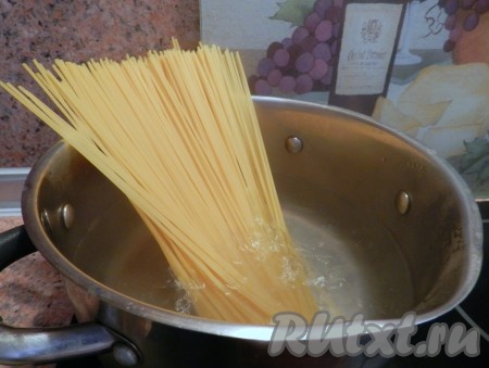 Спагетти отварить в подсоленной воде по инструкции на упаковке.