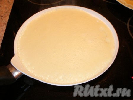 Жарить дрожжевые блинчики на хорошо разогретой сковороде с двух сторон. Масло добавлять не нужно.
