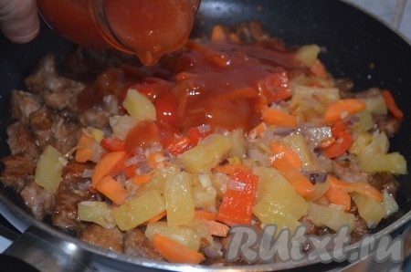 Соединить мясо и овощи, добавить томатный соус, перемешать. Тушить свинину в кисло-сладком соусе 15 минут до готовности.