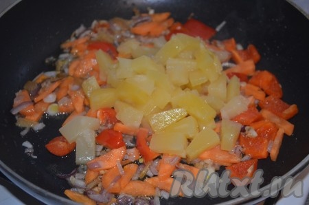Затем добавить консервированные ананасы (без сока). Перемешать, обжаривать еще 2-3 минуты.