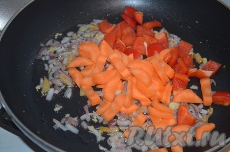 Добавить крупно нарезанные морковь и сладкий перец, обжаривать 2-3 минуты.