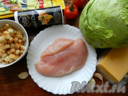 Ингредиенты для приготовления салата с курицей, помидорами и домашними сухариками