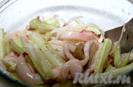 Перемешать салат из кальмаров с сельдереем.
