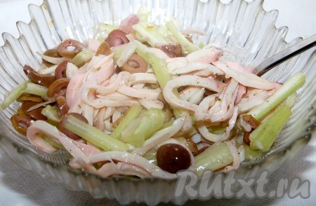 Переложите в салатник и подавайте на стол вкуснейший салатик из кальмаров и сельдерея.
