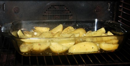Отправить картофель в форме в заранее нагретую до 200 градусов духовку, примерно, на 35 минут. Готовность можно проверить, проколов запечённую картофельную дольку ножом (если нож легко входит в картошку, значит картофель готов и пора доставать его из духовки).