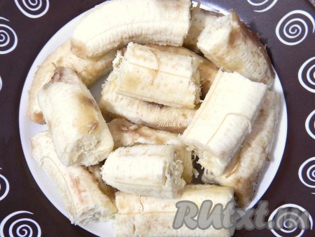 Бананы почистить и нарезать небольшими кусочками. Сложить в пластиковый контейнер и отправить в морозилку на 1 час.
