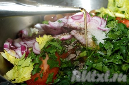 Добавить в овощной салат лимонный сок и масло растительное.
