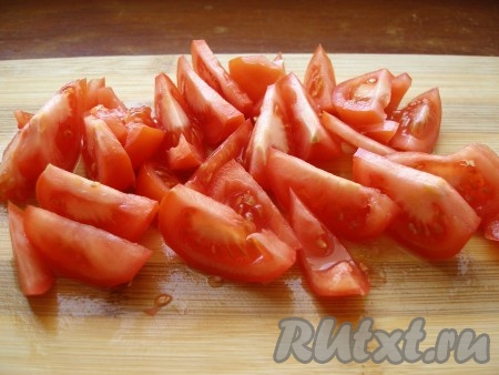 Нарезать помидоры дольками.