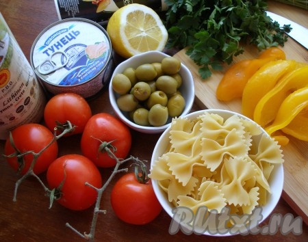 Ингредиенты для приготовления салата с тунцом, помидорами и макаронами
