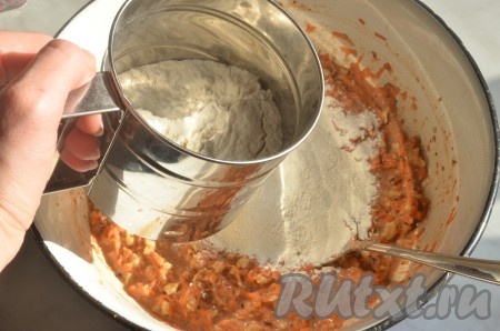 Муку просеять вместе с разрыхлителем и всыпать в миску с морковно-ореховой массой. Тщательно перемешать тесто.