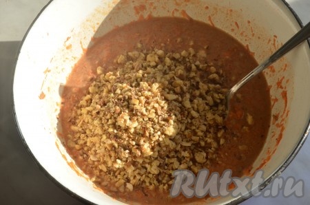 Грецкие орехи обжарить 3-4 минуты на сухой сковороде на среднем огне. Затем измельчить орехи блендером (или порубить) ножом и добавить в морковную массу, перемешать.