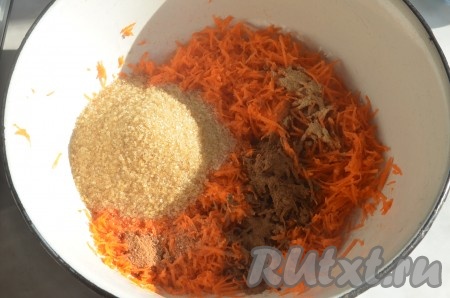 В глубокую миску натереть морковь на средней тёрке, всыпать сахар, имбирь, корицу, мускатный орех, перемешать.