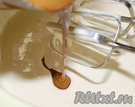 Для приготовления крема поместить в миску сливки, взбить их немного и постепенно добавлять сгущенное молоко с кофе.
