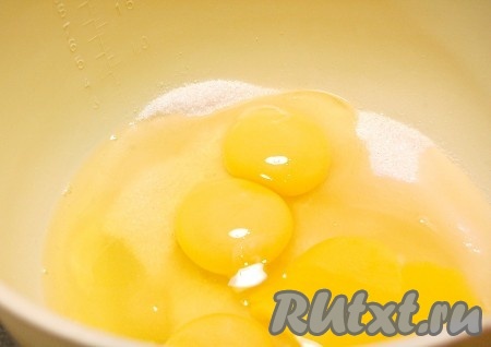 Сначала нужно испечь бисквит. Для этого в миску разбить яйца, добавить сахар и взбить.
