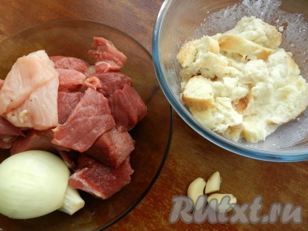 Свинину и куриное мясо вымыть, обсушить, нарезать небольшими кусочками. Очистить лук и чеснок. Белый хлеб размочить в горячих сливках.