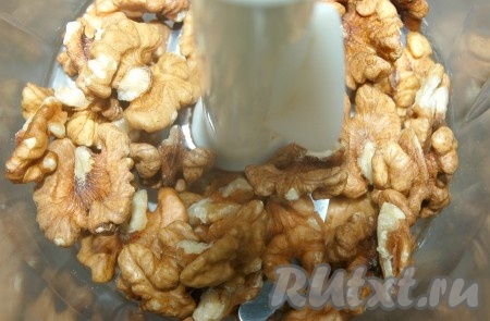 Поместить в блендер очищенные грецкие орехи.