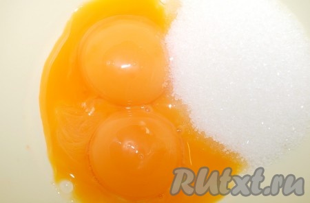 В миску поместить яйца с сахаром и взбивать 20 минут. Время взбивания желательно не сокращать.