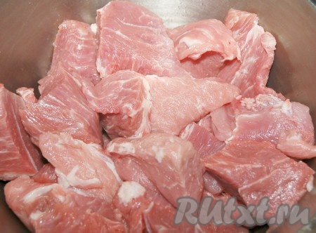 Мясо нарезать некрупными кусочками. Лишний жир лучше отрезать. 