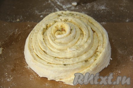 Получившийся спиралевидный хлеб оставить для расстойки в тепле на 1 час. Выпекать чесночный хлеб в разогретой до 180 градусов духовке 30-35 минут.