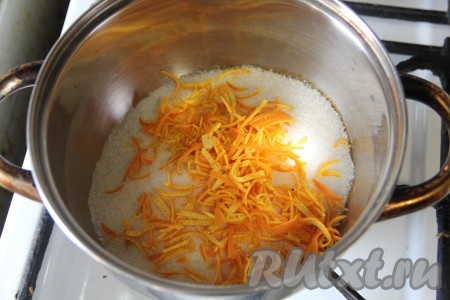 Для приготовления соуса, нужно в отдельной кастрюльке смешать сахар и цедру апельсина, отправить на газ.
