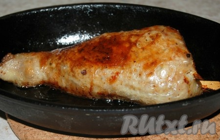 Затем вытащить форму с запеченным фаршированным куриным окорочком из духовки.
