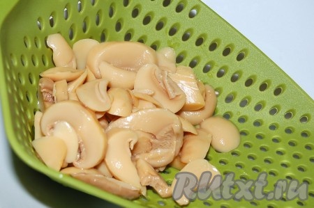 Нарезать шампиньоны. Если грибы консервированные (как у меня), выложить их на сито и дать стечь лишней жидкости.